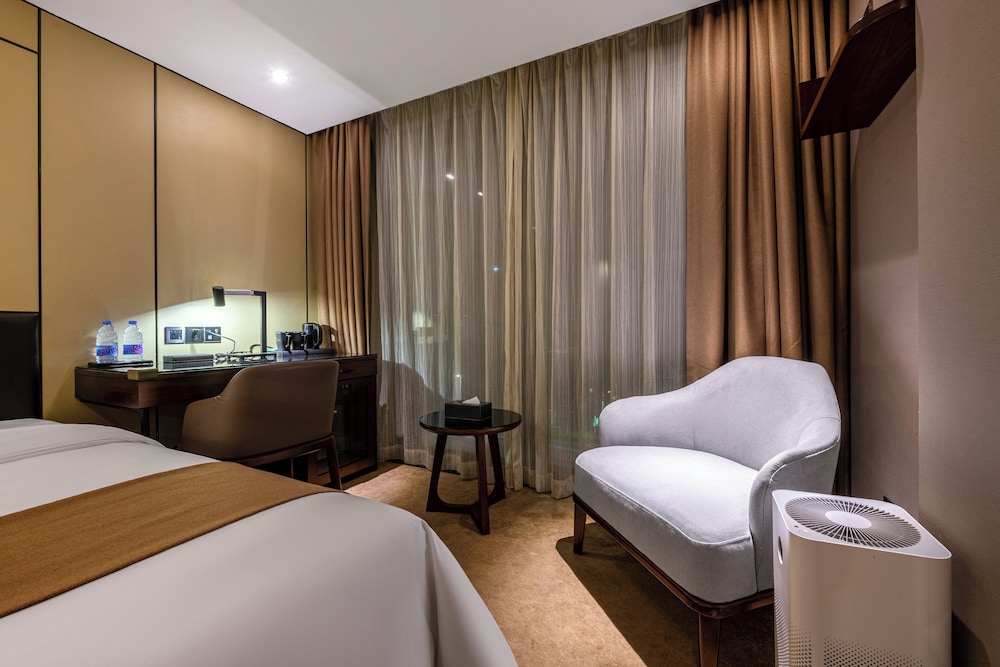 CNHOL RADIENT HOTEL