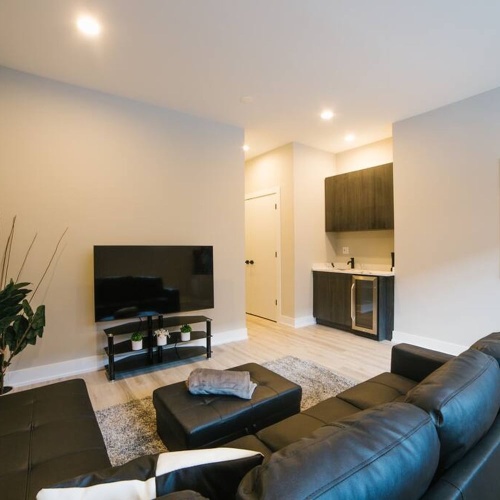 Magnificent NEW Home w 8 Beds Free Parking