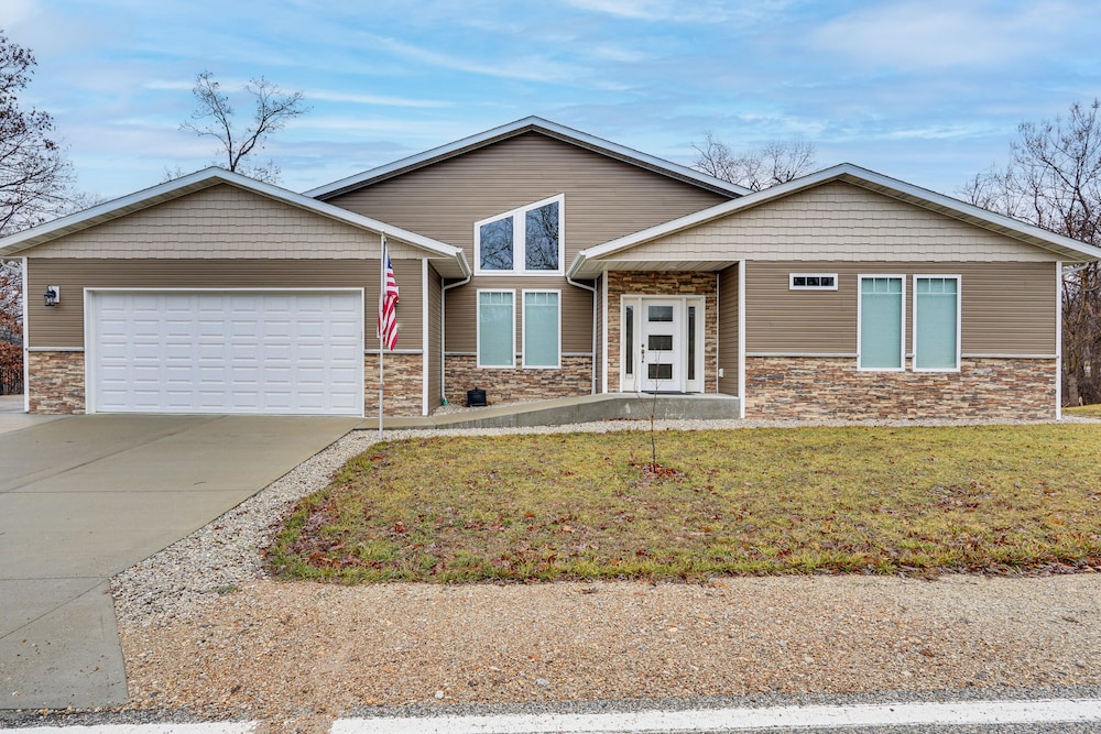 Lake Ozark Apartment w/ Balcony < 1 Mi to Water!
