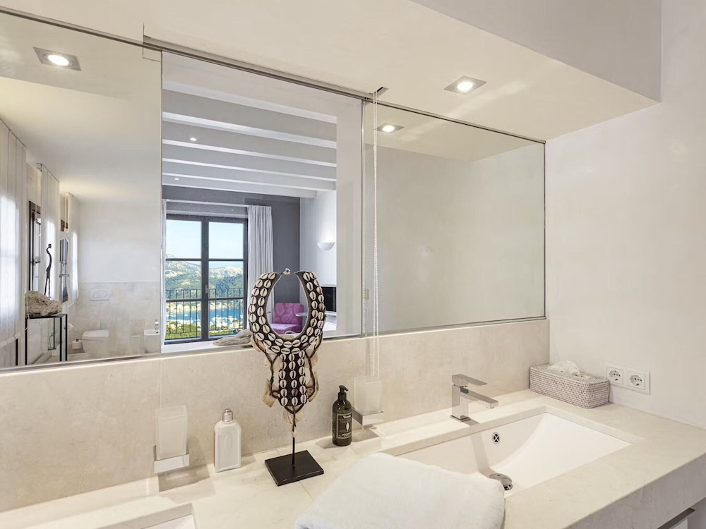 Majestic Villa With Harbour Views