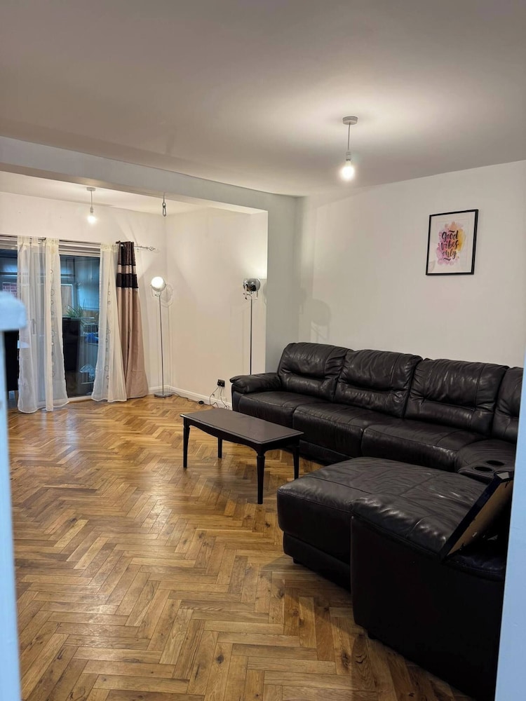 Spacious 4-bedroom Home in Ashford, Kent - Perfect for Families and Groups