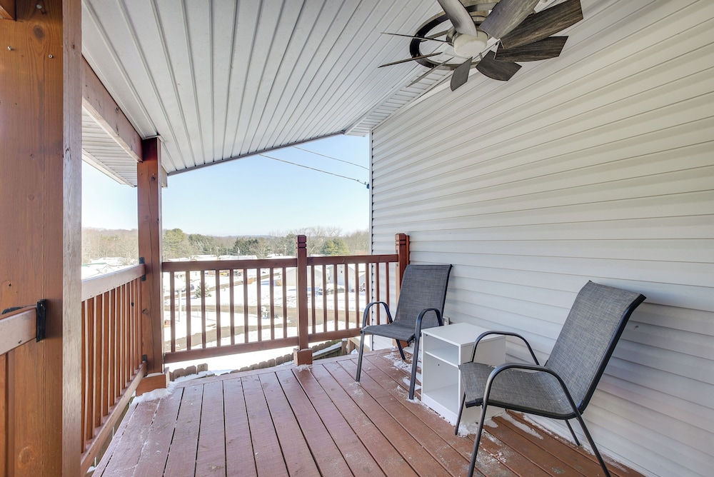 4 Mi to Lake Logan: Hocking Hills Apartment