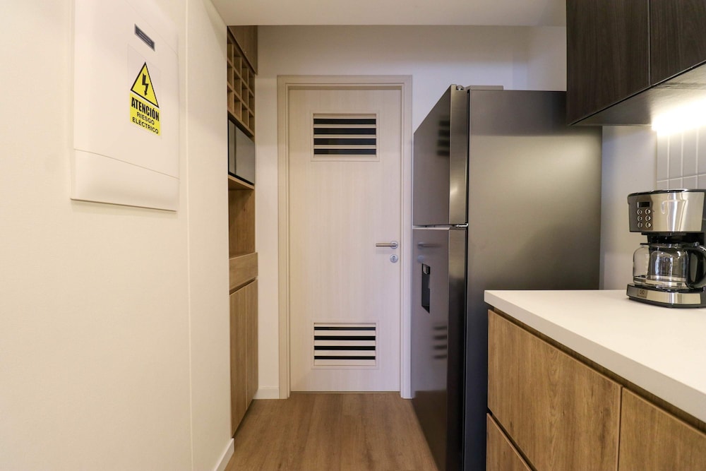 w Elegant 2BR w Balcony Near Larcomar