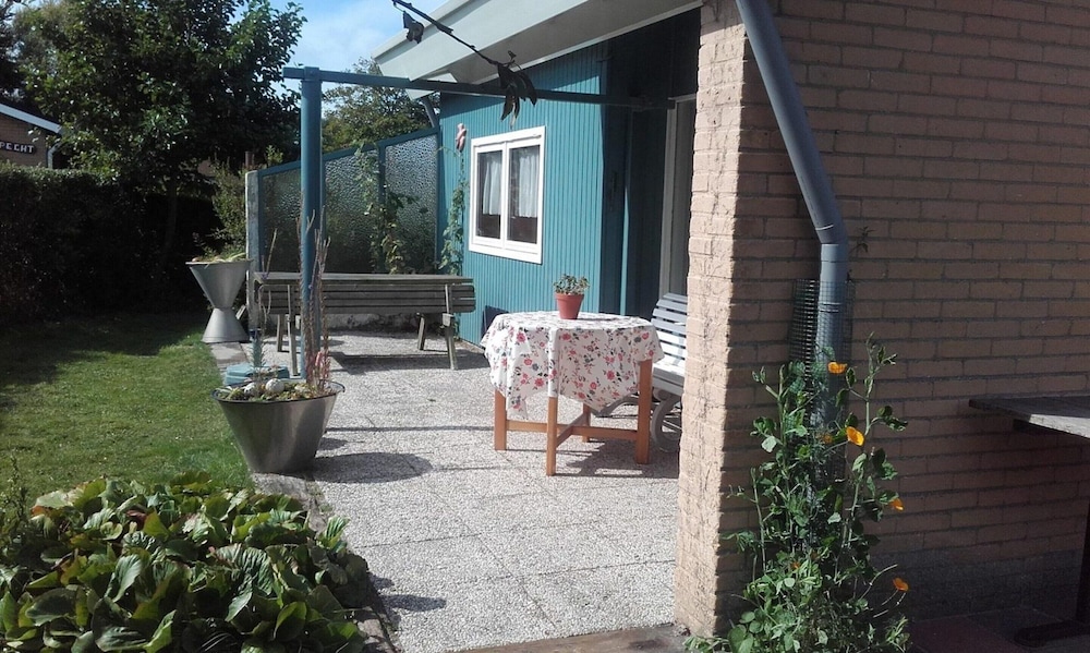 Nice Bungalow With a Sunny Garden