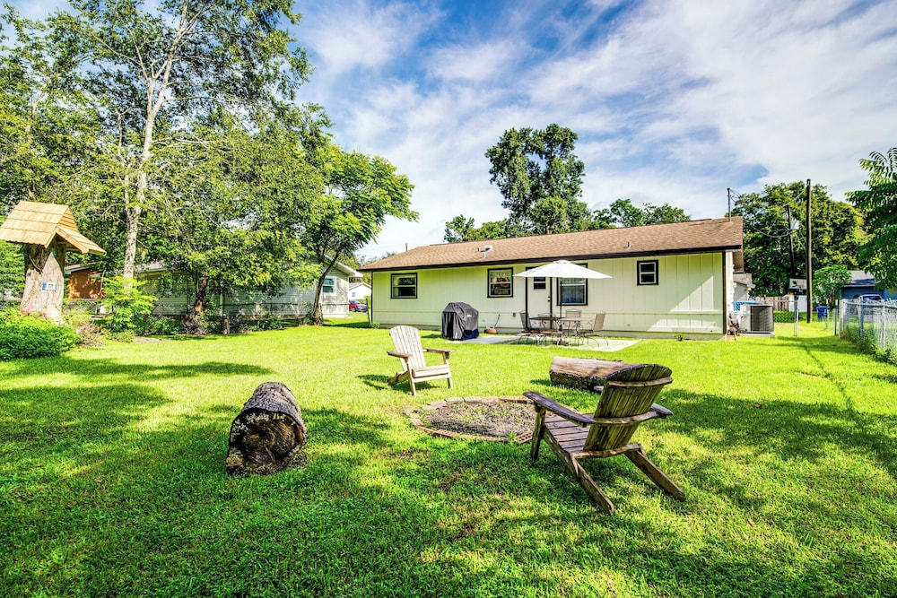 Explore Weeki Wachee Springs: Pet-friendly Home