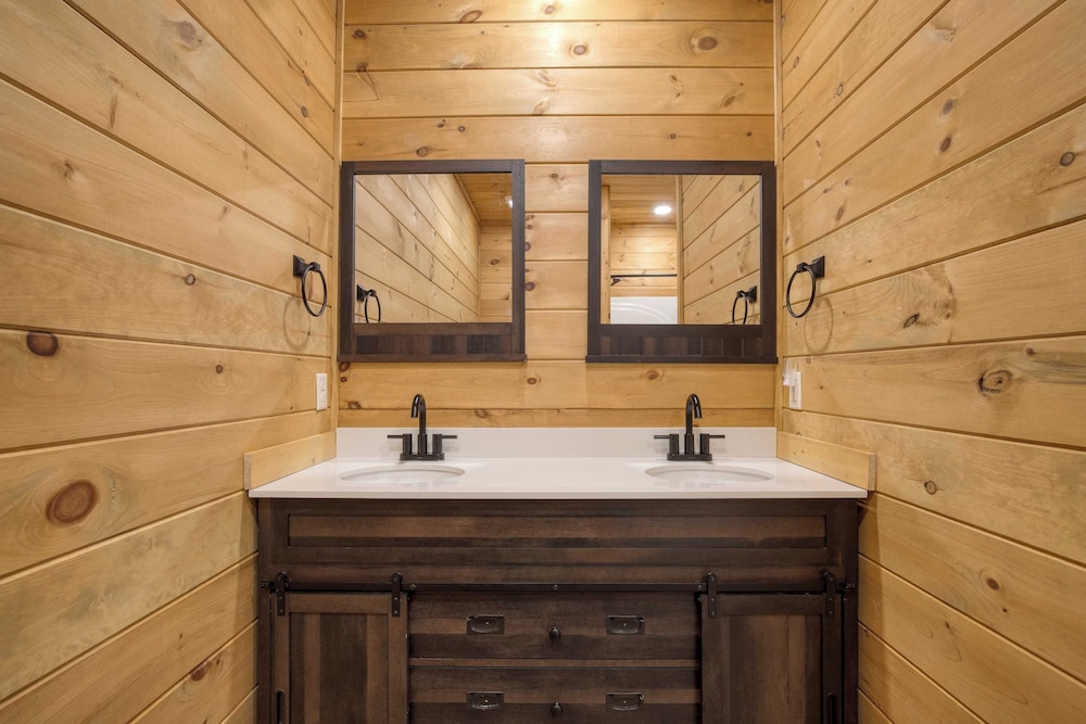 Lions Landing by Avantstay Sleeps 18 Hot Tub Game Room Views Near Pigeon Forge