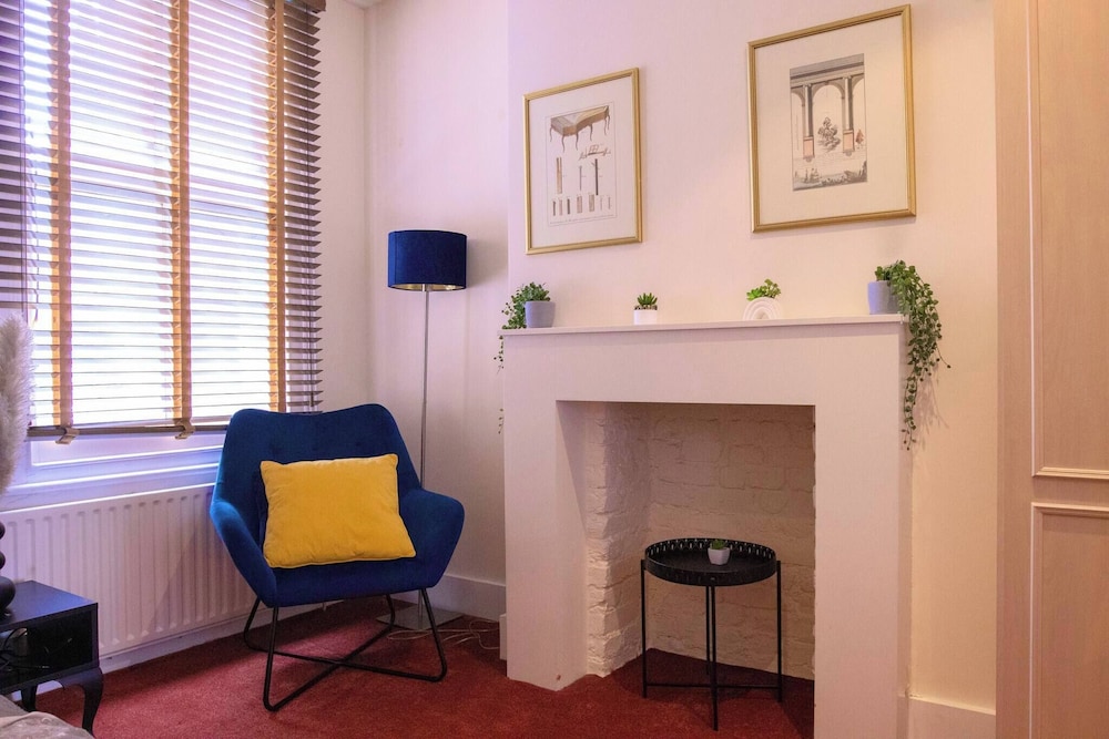 Cozy Fulham Retreat With Private Entrance & Hot Tub