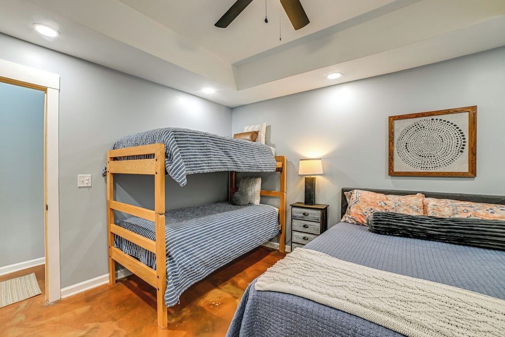 Game Room & Screened Porch: Kentucky Lake Retreat!