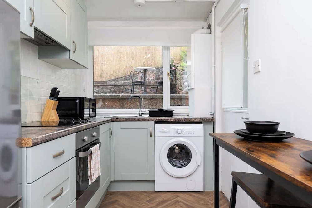 2 Bedroom House - Free Parking