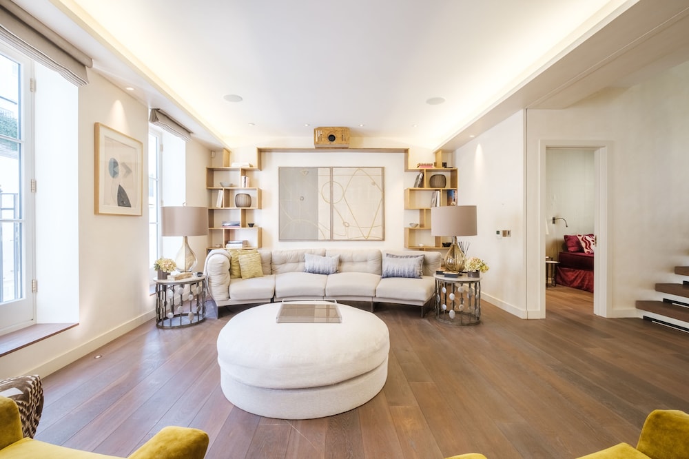 Luxury Home with 3 Bed 2 Bath in London