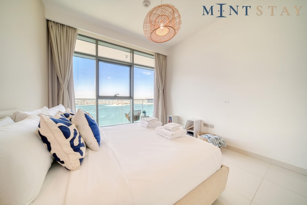 Luxury Sea View Living on Emaar Beachfront