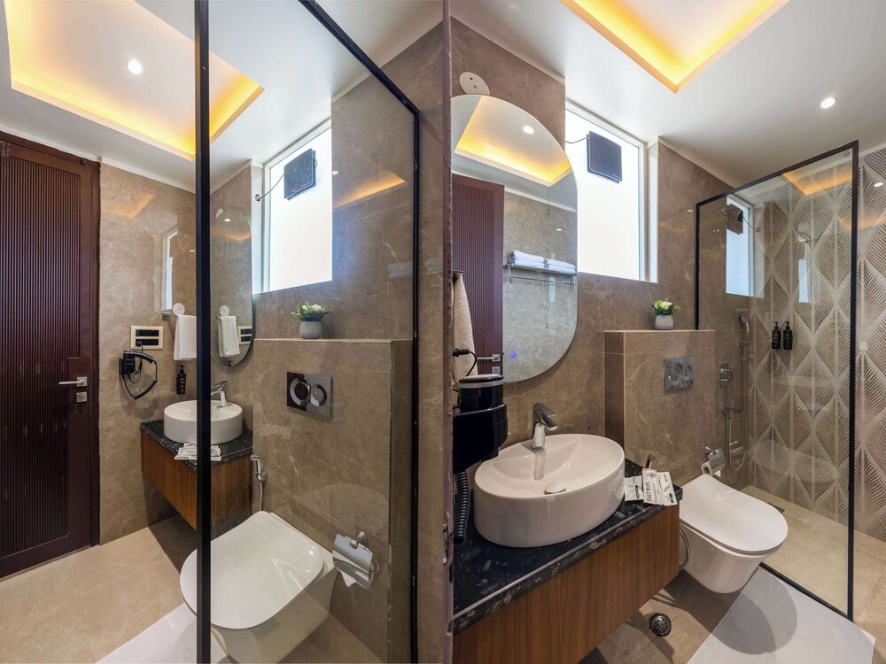 Saltstayz Premier - Sector 50 & Golf Course Ext Road