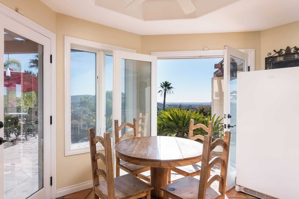 Two Estates w/ Pools, Hot Tubs, Game Rooms, Valley Views & Tennis Court Near Beaches & Wineries