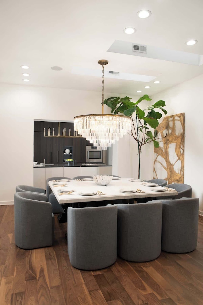 Luxury 4BD Gold Coast Penthouse With Deck Views