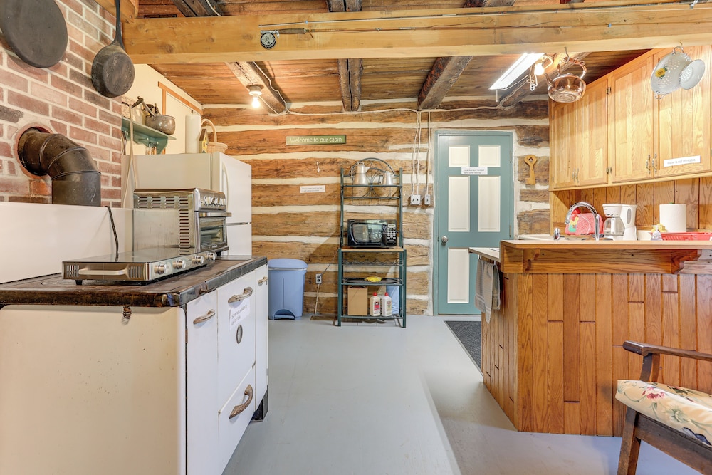 5 Mi to State Parks: Penfield Cabin w/ Fire Pit!