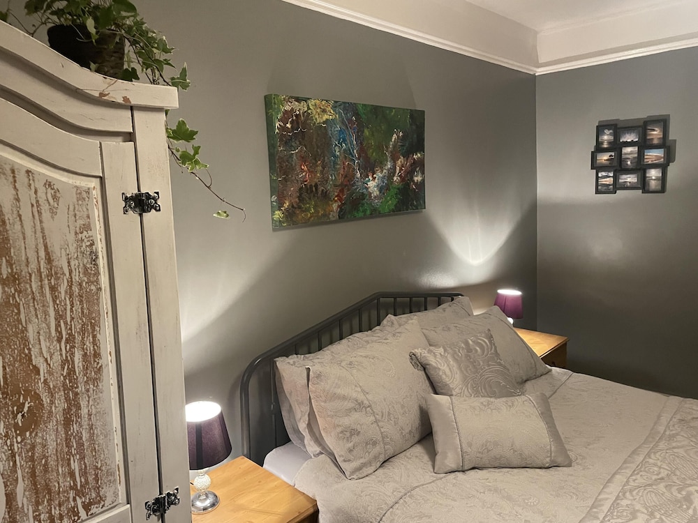 Traditional Elegant Spacious English Home, 4bdr