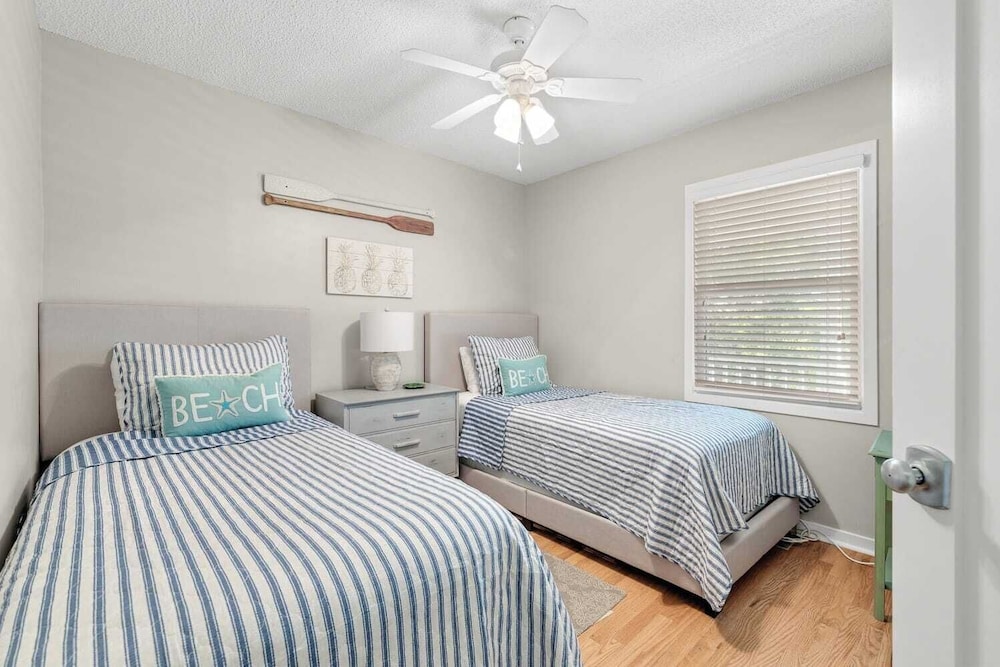 Steps to Beach & Pool Screened Porch Pelican Bay 45 at Wild Dunes Resort