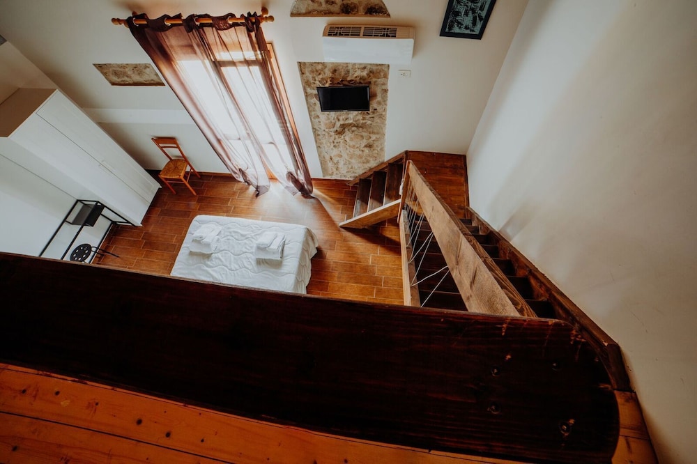 Stone House, photo 7