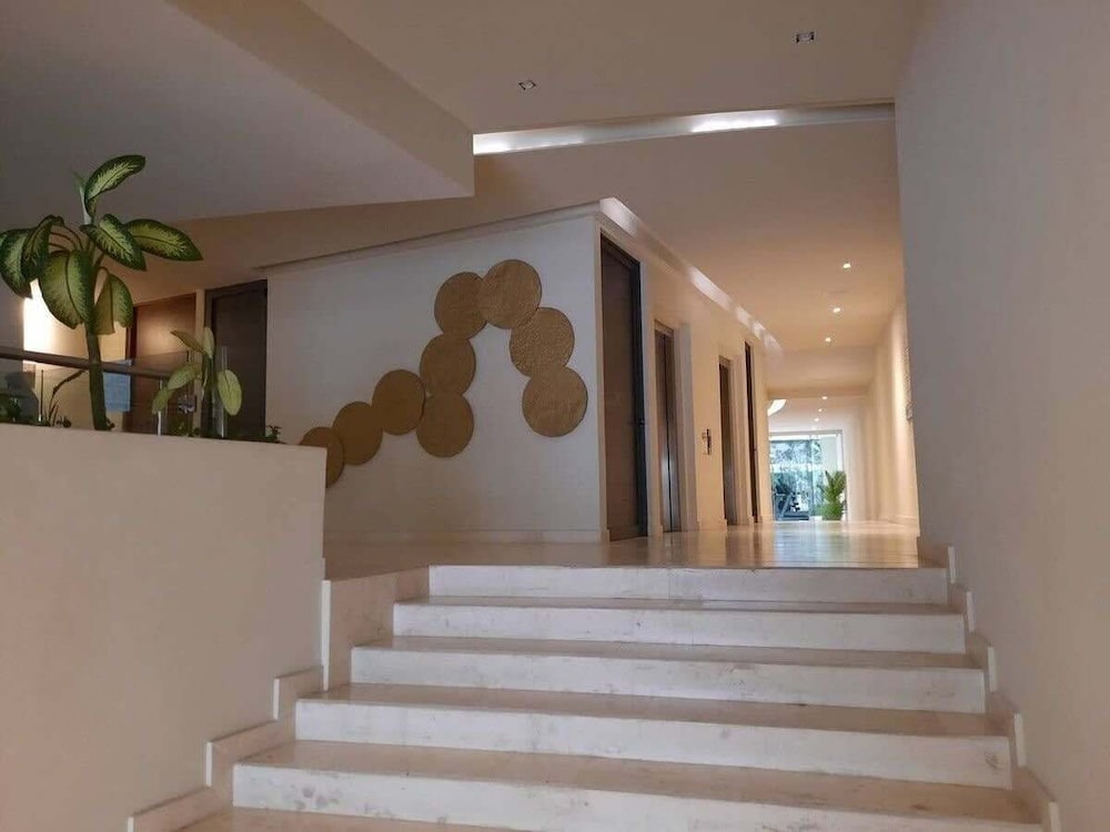 1 Br. Steps From the Beach Roof W/ocean View