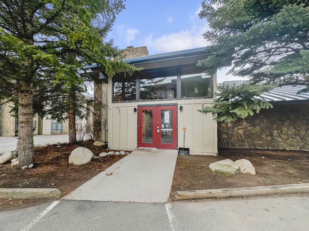 F108 Lake Cliffe S 1 Bedroom Condo by RedAwning