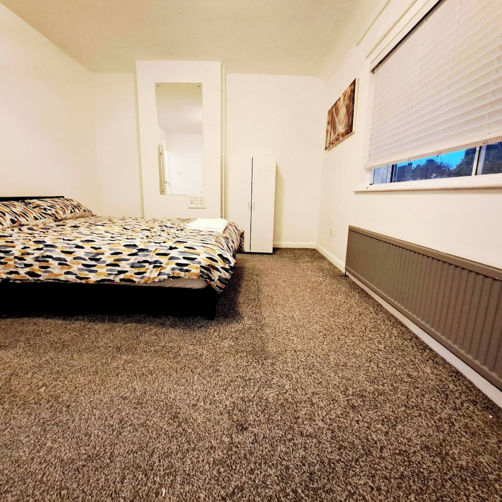 Cozy 2BR Home Pets Welcome Free Parking & Wifi