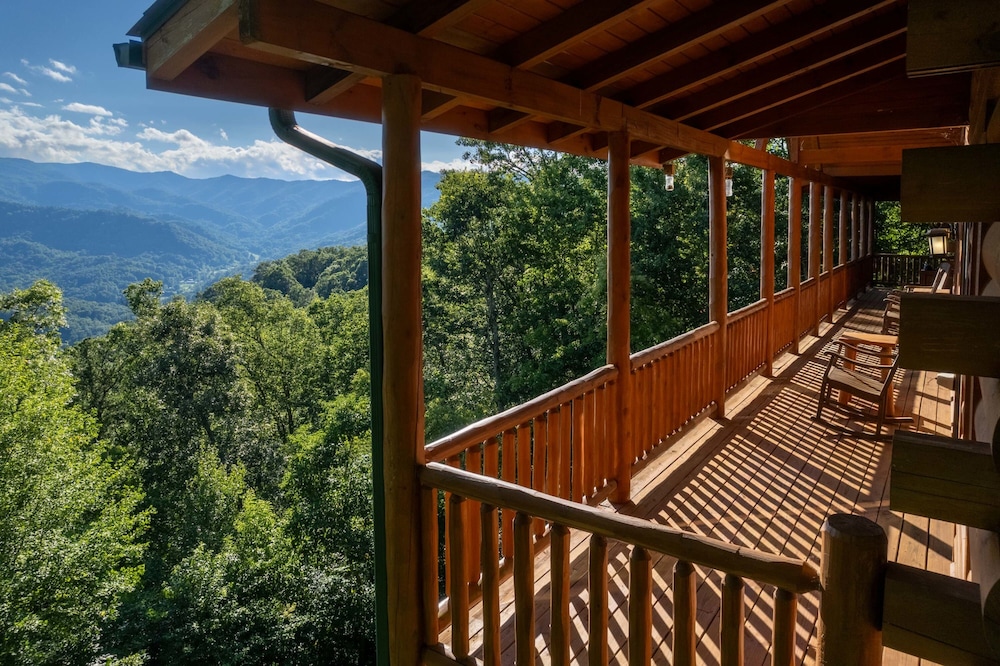 Luxury 4200 Sqft Log Cabin on 50 Acres Sleeps 16