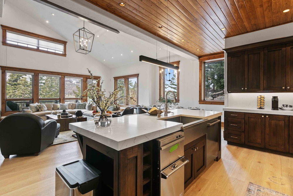 6565 Lookout Drive - Four Bedroom with Spa 4 Condo