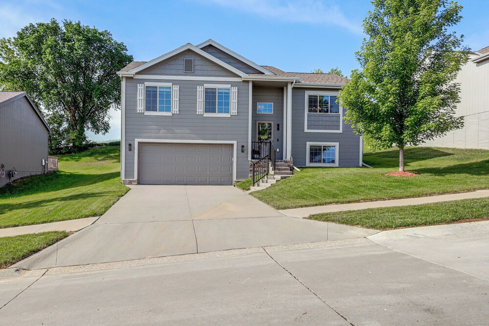 4 Mi to Offutt AFB - Family Home in Omaha Suburbs!