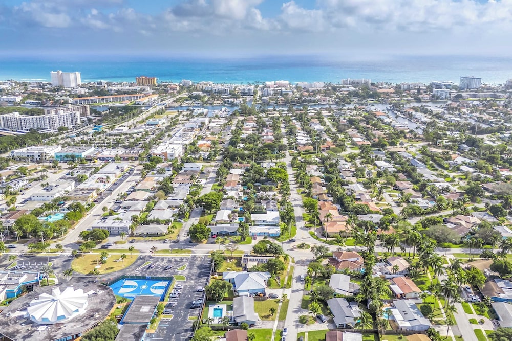 Pool, Hot Tub & Putting Green Near Deerfield Beach Oasis on Fourth by Avantstay