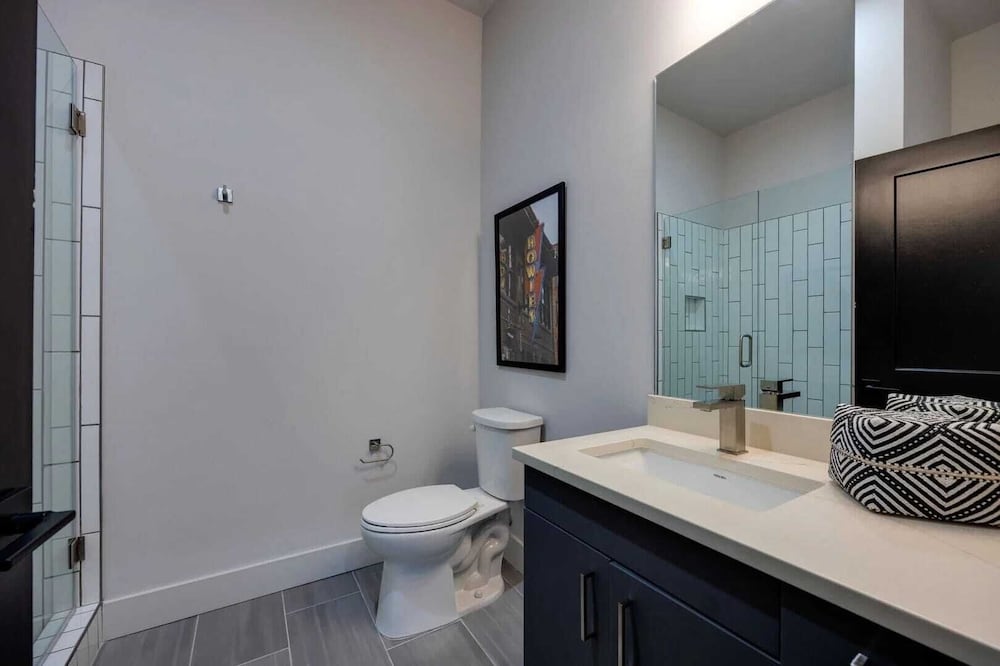 2 Modern Apartments in Heart of Midtown, Walkable Location Patio, Pool & Gym