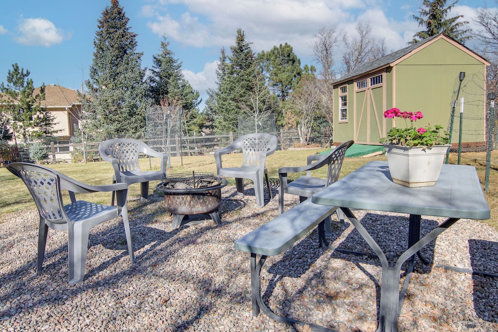 Private Hot Tub, 4 Mi to Usafa: Cozy Apartment!