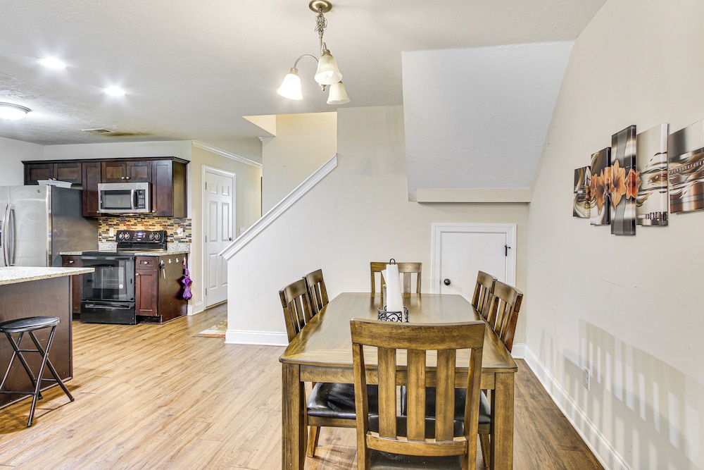 7 Mi to Dtwn Augusta: Townhome Near Shops & Eats!