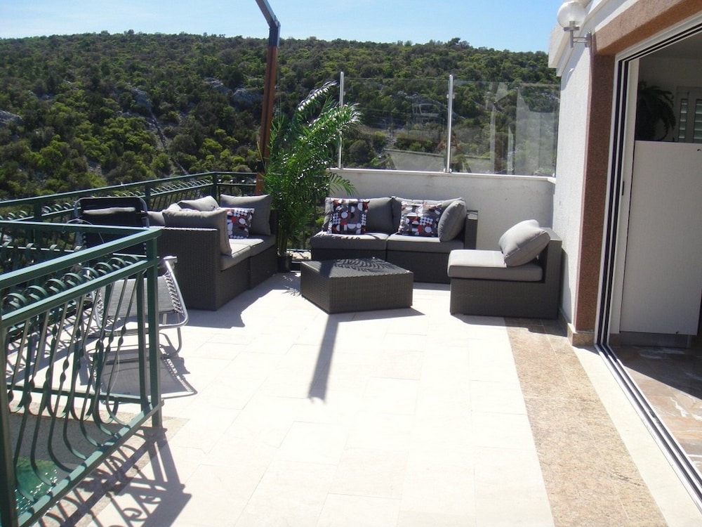 Wonderful Visinisce Apartments With Terrace and Sea Views