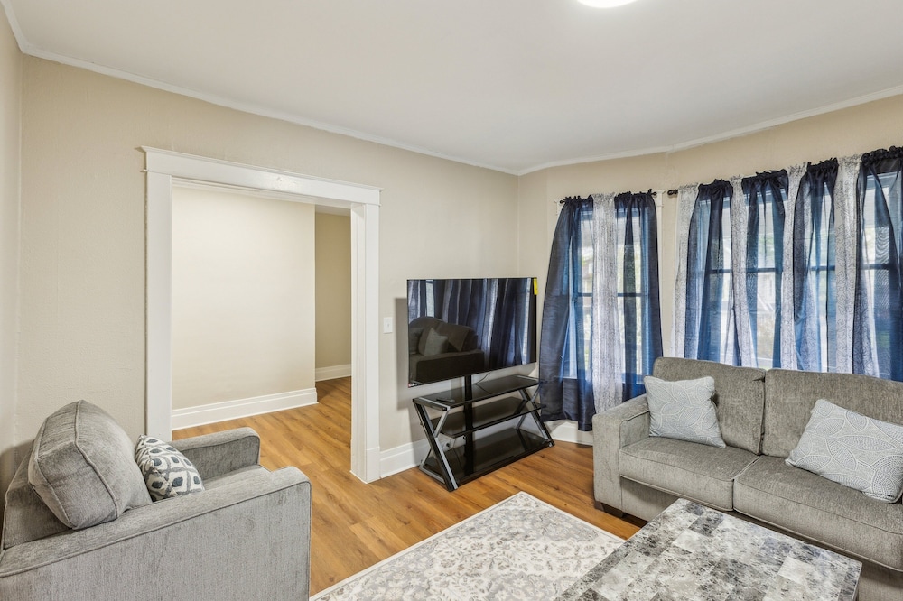 Cozy Upper Flat Minutes From Niagara Falls 3 Bedroom Apts