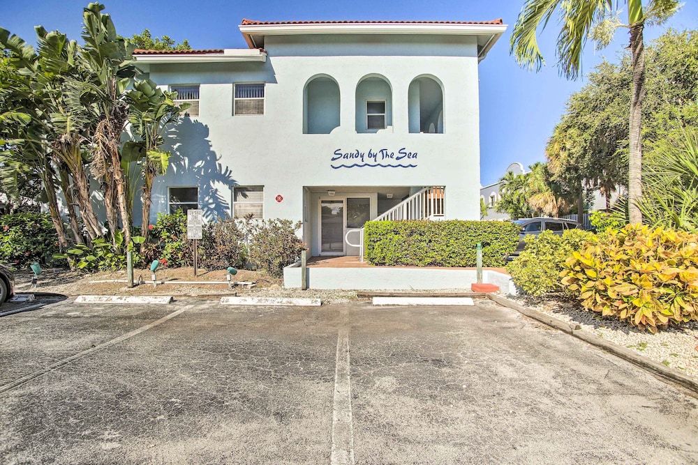 Idyllic Apt w/ Pool Access - Walk to Beach! view 4