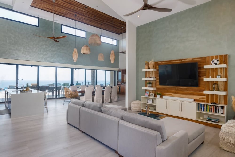 w Breathtaking 9BR Villa in Costa Rica