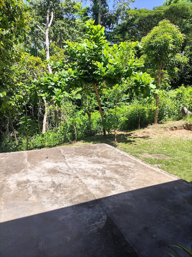 Siquijor Overlooking House 100 Meters Before Cambugahay Falls