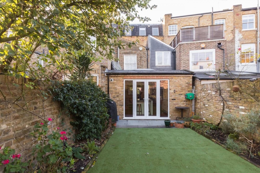 Charming 4-bed House w Garden in Fulham