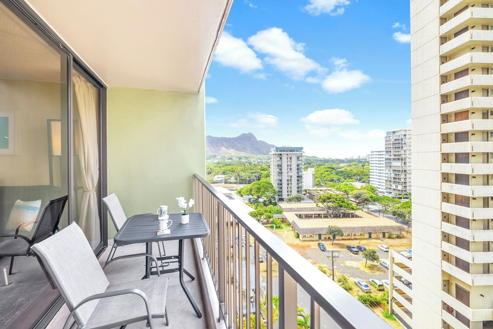 Waikiki Sunset Close to Beach with Parking