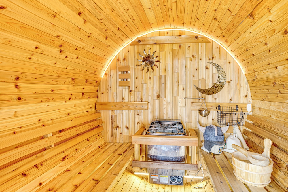 Sauna, Hot Tub & Cold Plunge: Oklahoma City Home!