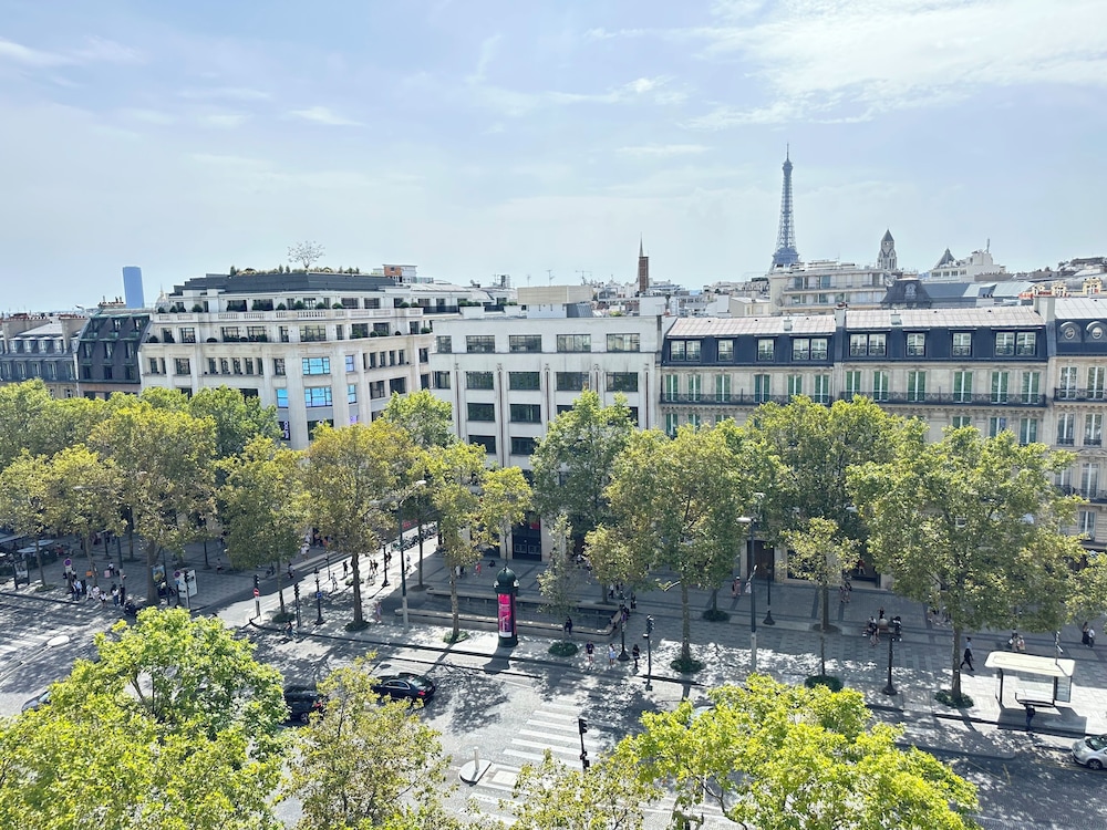 1610 Champs-Élysées