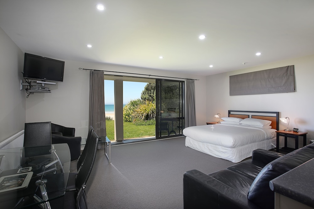 Curio Bay Salt House Motel