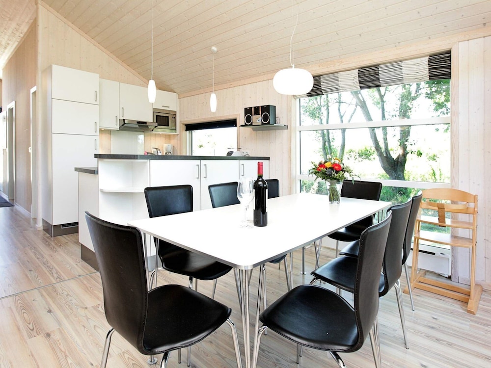 Pretty Holiday Home With View