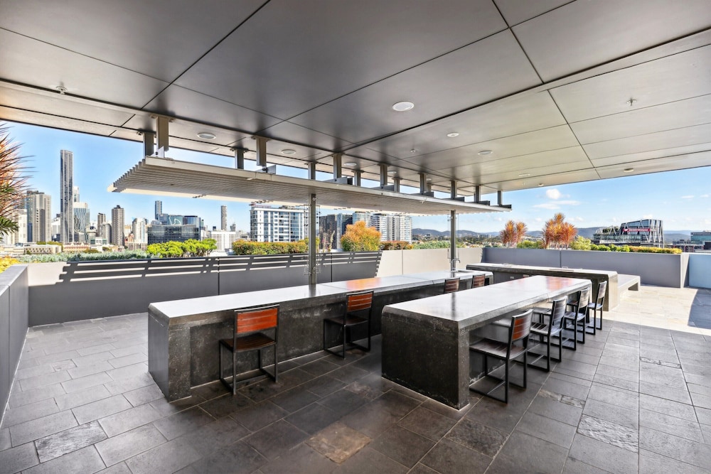 Elegant Inner-city 1-bed With Rooftop Dining
