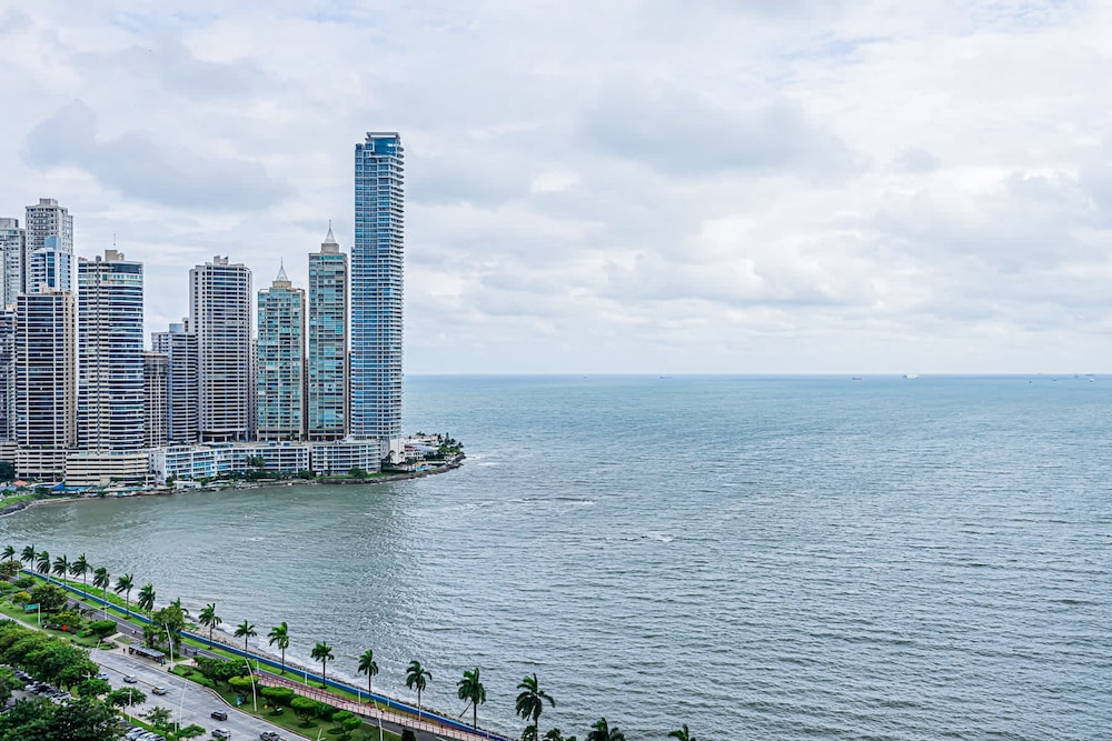 w Prestigious 1BR w Fantastic Balcony in YOO