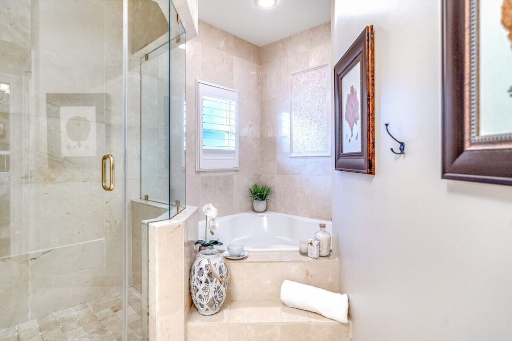 5 Bedroom Luxury Home, Minutes to Las Olas, Shops & Beach