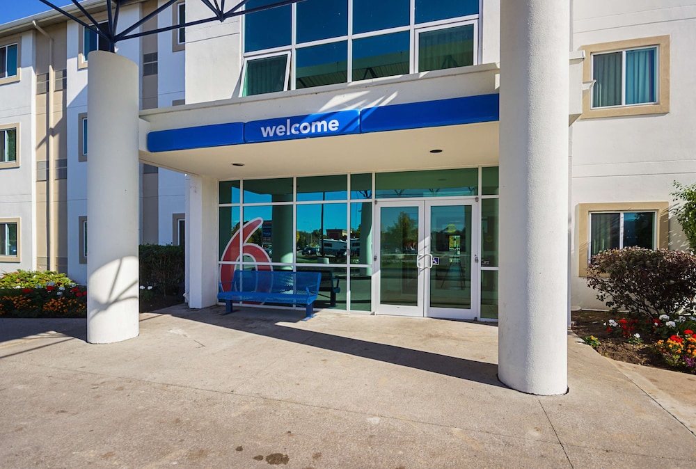 Motel 6 Whitby, ON - Toronto East