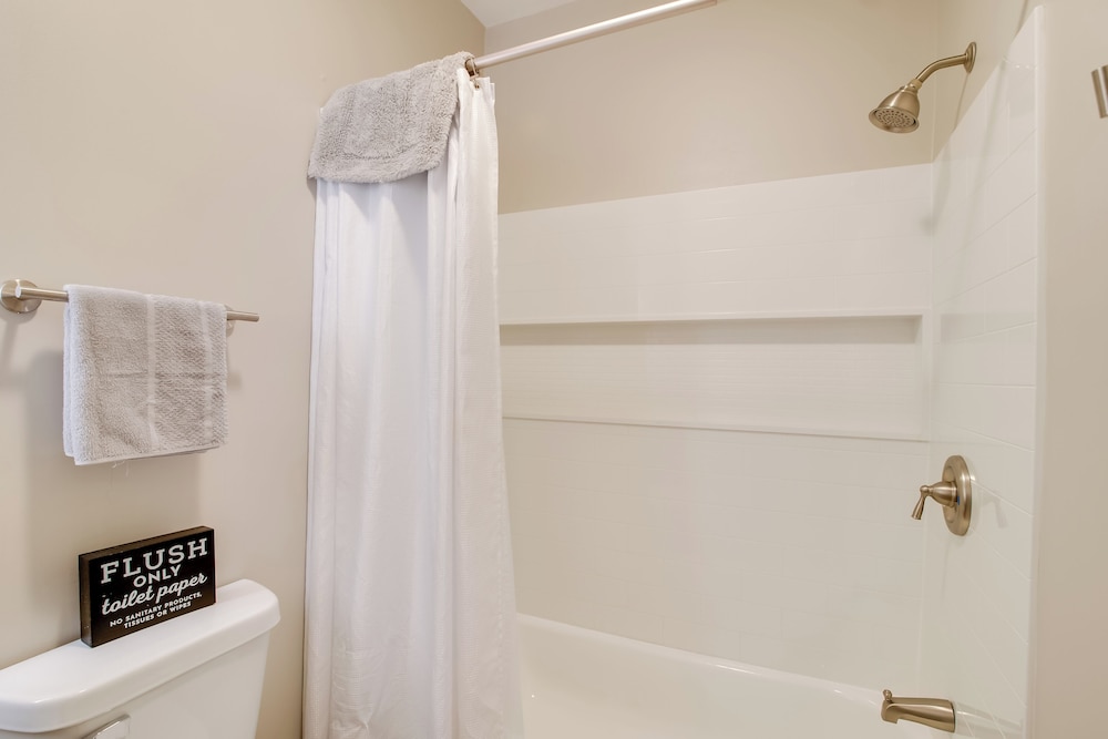 Walk to Wku, Bars & Dining! Updated Duplex Home