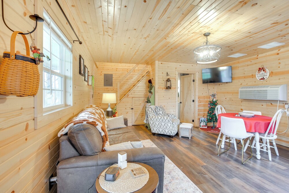 On 40 Acres: Charming Cabin in Zanesville!