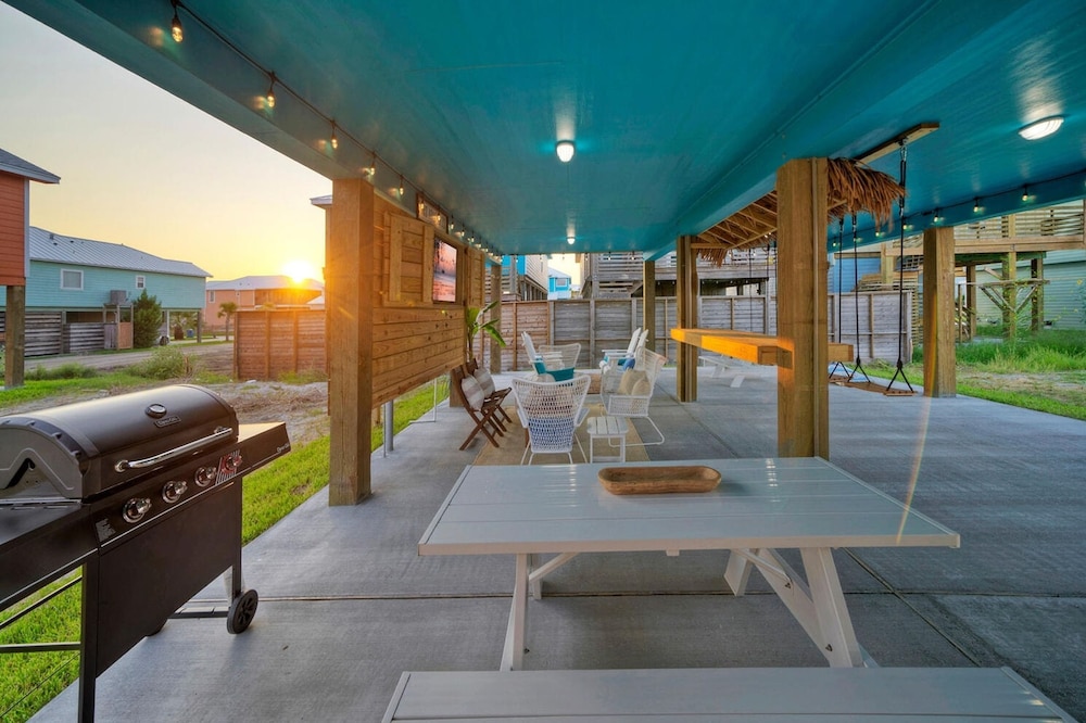 Blutopia by Avantstay Outdoor Lounge w Bar